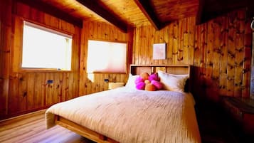 5 habitaciones, escritorio y tabla de planchar con plancha
