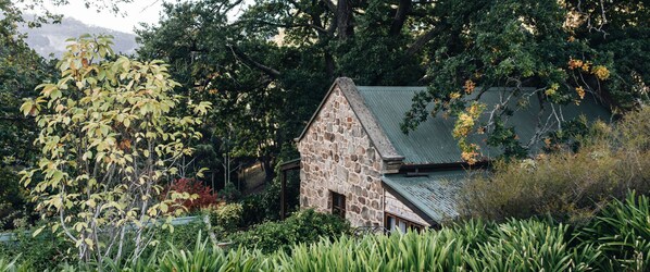 Property grounds - Design Stay. Wood Fire, Spa and Private Valley Views (Basket Range)