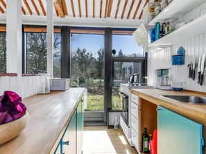 Kjøleskap, mikrobølgeovn, ovn og oppvaskmaskin