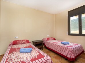 3 bedrooms, travel cot