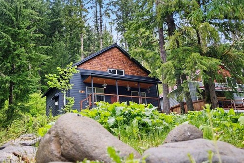 Perch - Serenity Nest Cabin w/ Hot Tub & AC | Pet-Friendly