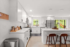 Réfrigérateur, four à micro-ondes, un four, surface de cuisson