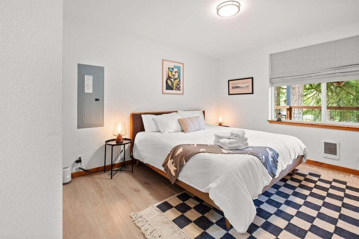 3 makuuhuonetta, työpöytä, silitysrauta/-lauta, vauvan matkasänky