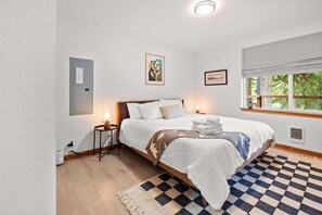 3 soverom, skrivebord, strykejern/-brett og reiseseng for barn