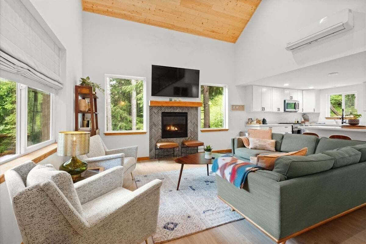 Smart TV, fireplace, DVD player, offices