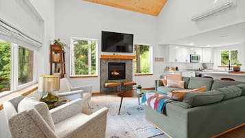 Smart TV, fireplace, DVD player, offices