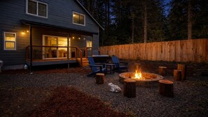 A house with a deck, outdoor seating, and a fire pit. - Perch - Spacious Modern Cabin w/ Hot Tub, BBQ & Cali- King-Sized Bed | Pet-Friendly (Ashford)