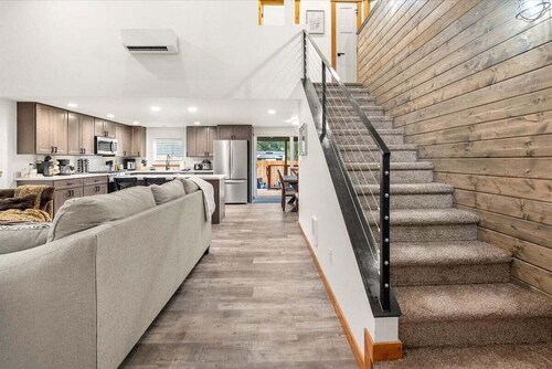 Perch - Spacious Modern Cabin w/ Hot Tub, BBQ & Cali- King-Sized Bed | Pet-Friendly