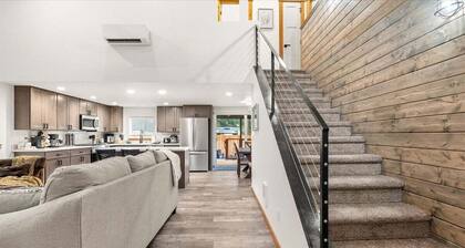 Perch - Spacious Modern Cabin w/ Hot Tub, BBQ & Cali- King-Sized Bed | Pet-Friendly
