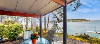 Family-friendly, soundfront getaway with deck, Wifi, W/D and mountain views