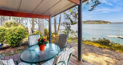 Family-friendly, soundfront getaway with deck, Wifi, W/D and mountain views