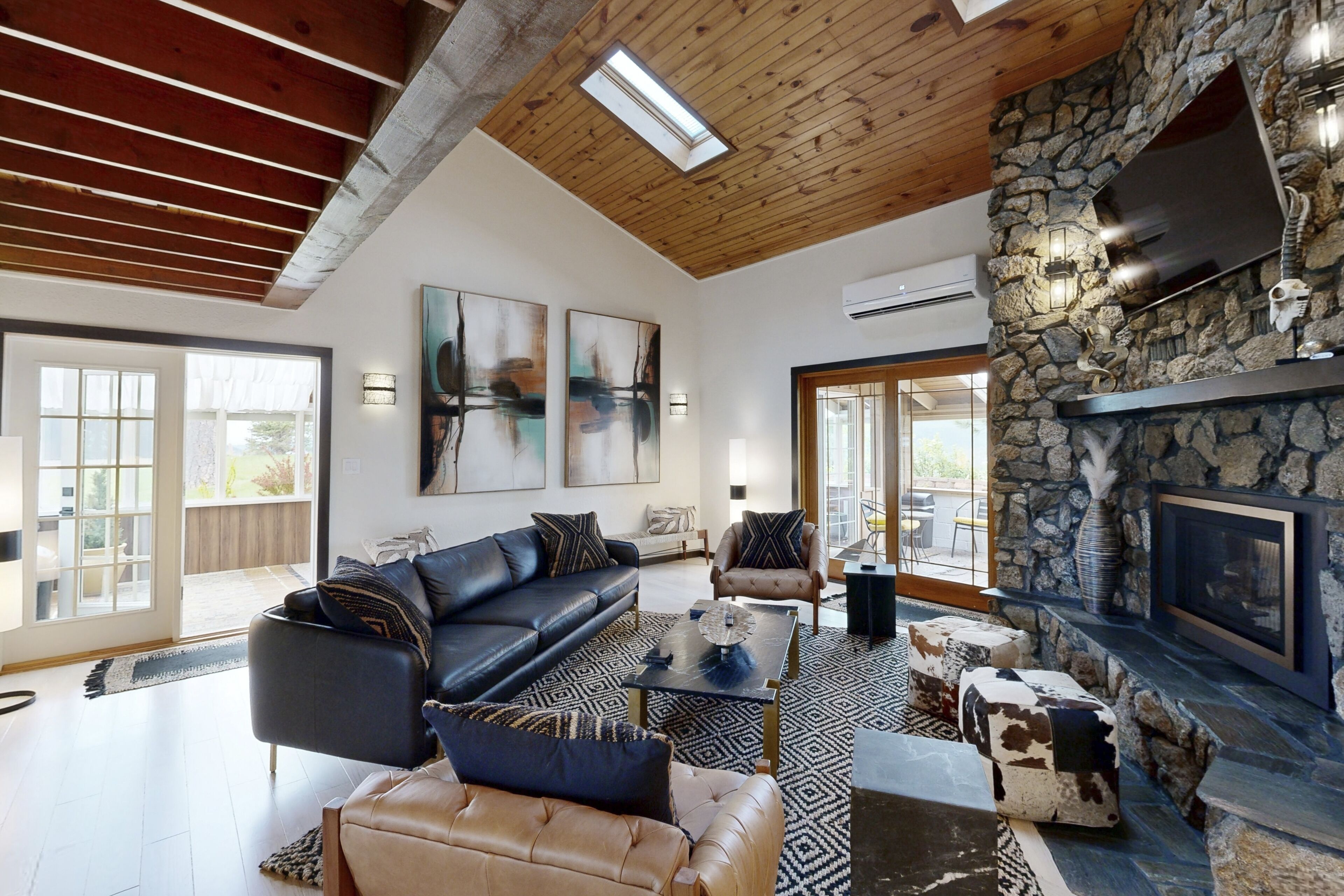 Fernseher, Kamin, Tischfußball, Bücher