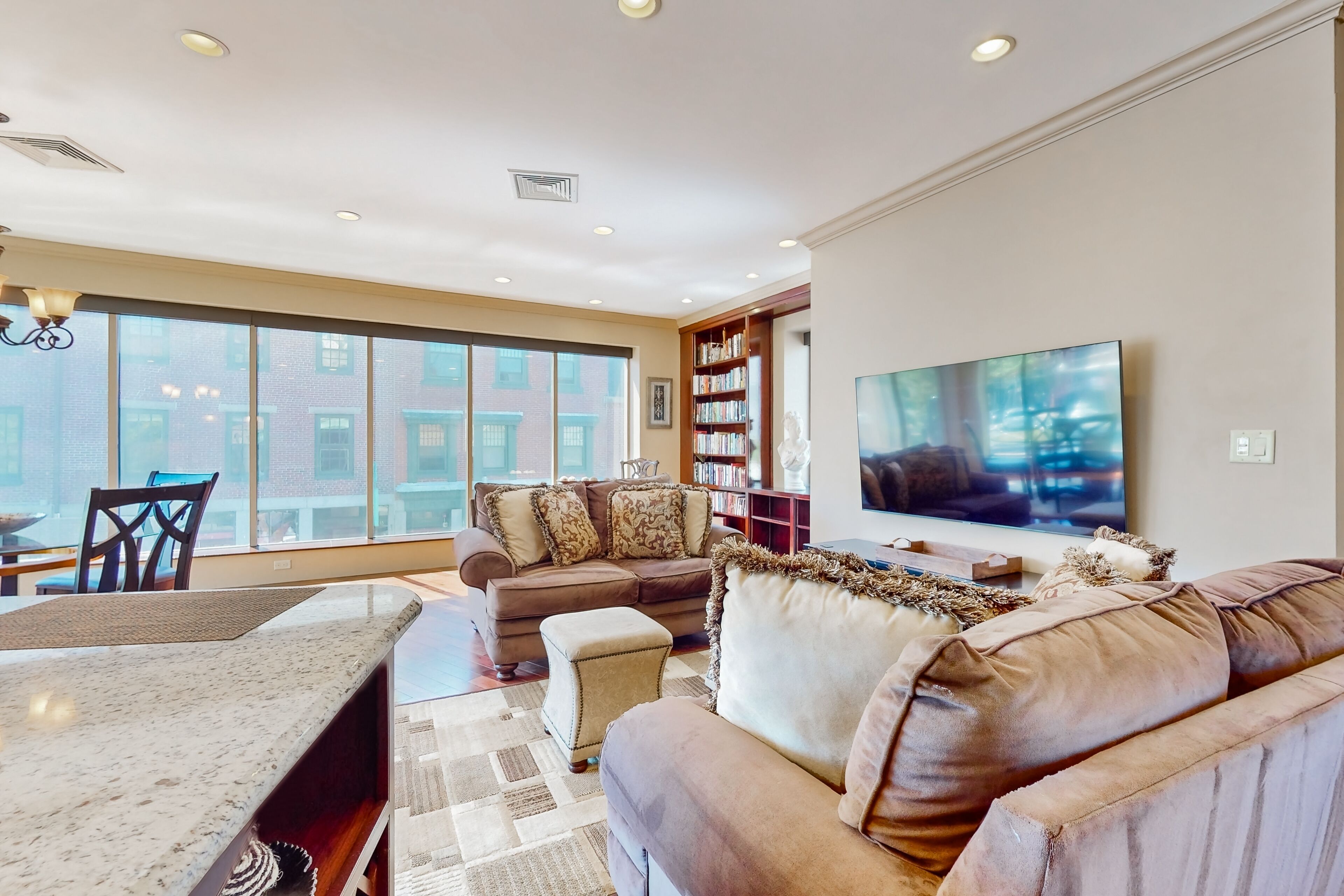 Een televisie en boeken