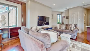 Een televisie en boeken