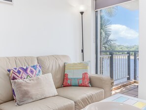 Căn hộ (Sunrise Cove 11) | Phòng khách | Smart TV 55-cm có truyền hình kỹ thuật số, Netflix, dịch vụ stream 