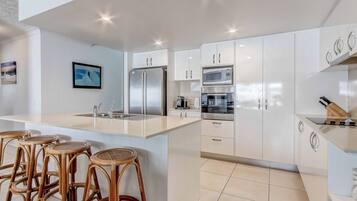 Departamento (Sunrise Cove 25) | Cocina privada | Refrigerador con congelador, microondas, horno y parrilla de estufa