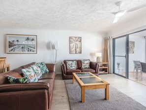 아파트 (Sunrise Cove 25) | 거실 공간 | 디지털 채널 시청이 가능한 55cm 스마트 TV, 넷플릭스, 스트리밍 서비스
