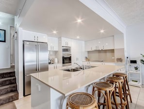 Refrigerador con freezer, microondas, horno, placa de cocina