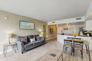 TV, DVD player - Oceanview condo with seasonal on-site bar, pool, hot tub - centrally located (Myrtle Beach)