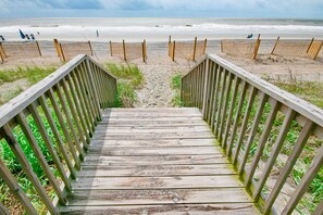 On the beach - Oceanview condo with seasonal on-site bar, pool, hot tub - centrally located (Myrtle Beach)