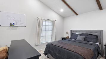 4 makuuhuonetta, työpöytä, silitysrauta/-lauta, Wi-Fi