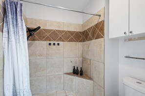 Douche, baignoire à jets, sèche-cheveux, serviettes fournies