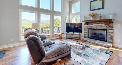 Secluded Mill Spring Retreat: Stunning Views, Luxury Amenities