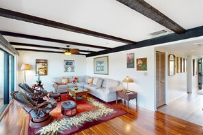 TV, DVD player, books - Waterfront condo with shared pools, private beach, balcony,  W/D, and AC (Kailua-Kona)