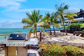 Outdoor dining - Waterfront condo with shared pools, private beach, balcony,  W/D, and AC (Kailua-Kona)