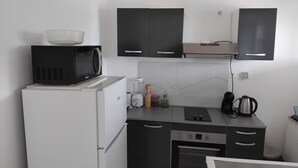 Coffee/tea maker, fridge, microwave, oven