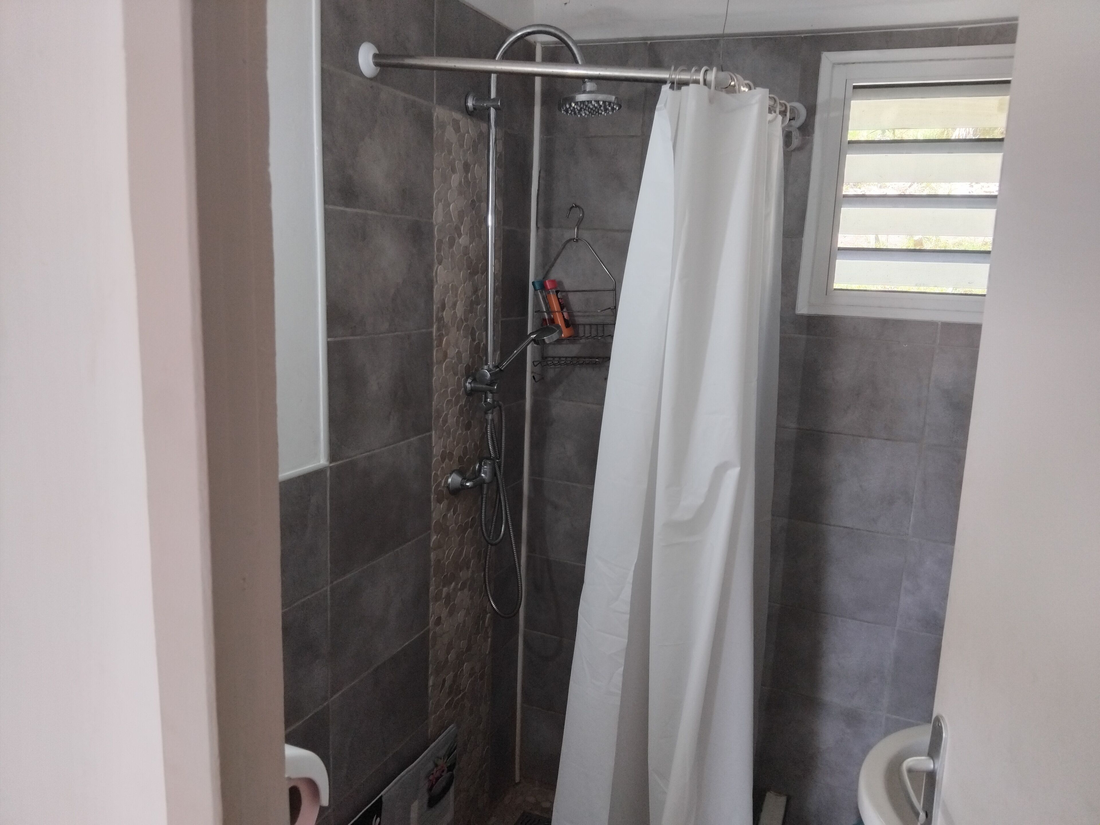 Ducha, secador de pelo, toallas, jabón