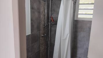 Ducha, secador de pelo, toallas, jabón