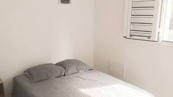 2 bedrooms, iron/ironing board, travel crib, WiFi (free)