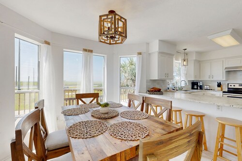 Two-story Gulf view retreat with furnished deck, washer/dryer, central AC