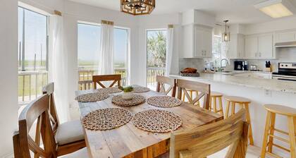 Two-story Gulf view retreat with furnished deck, washer/dryer, central AC