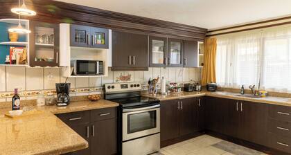 Casa completamente amueblada, muy amplia y segura.