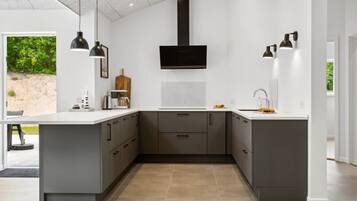 Réfrigérateur, micro-ondes, lave-vaisselle, chaise haute