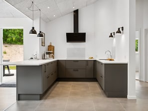 Réfrigérateur, micro-ondes, lave-vaisselle, chaise haute