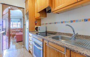 Kjøleskap, ovn, kokeplater og kaffetrakter/tekoker