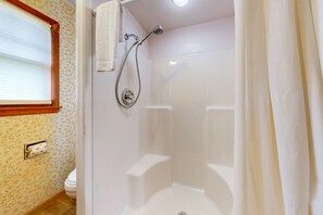 Hair dryer, towels - Delightful home close to Lake George with grill & fireplace (Queensbury)