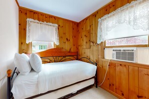 4 bedrooms, iron/ironing board, internet, bed sheets - Delightful home close to Lake George with grill & fireplace (Queensbury)