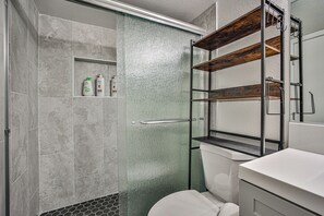 Regadera, secadora de cabello, toallas, jabón 