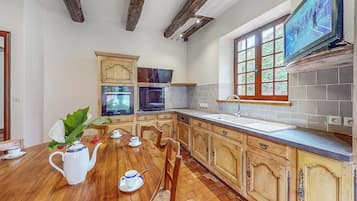 Een koelkast, een oven, een kookplaat, een vaatwasser