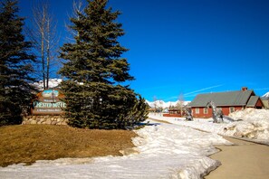 Property grounds - Mountain view condo with fireplace, hot tubs, sauna, & easy slope access (Crested Butte)
