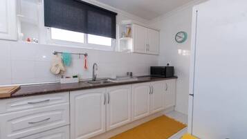 Een koelkast, een microgolfoven, een oven