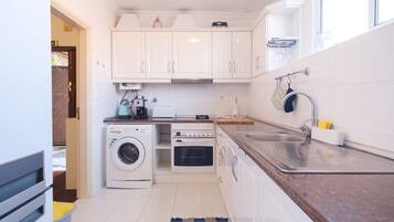 Een koelkast, een microgolfoven, een oven