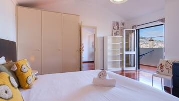 2 slaapkamers, een strijkplank/strijkijzer, internet, beddengoed