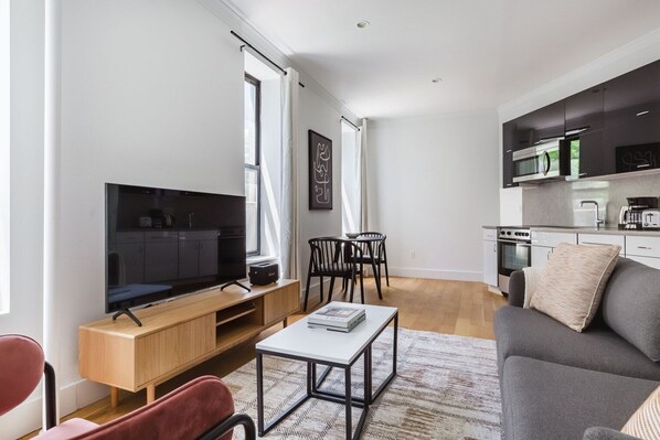 TV, stereo - Blueground | UES, w/d, near school & hospital (Uptown)