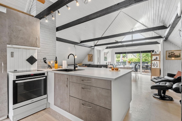 Réfrigérateur, plaque de cuisson, lave-vaisselle, cafetière/bouilloire