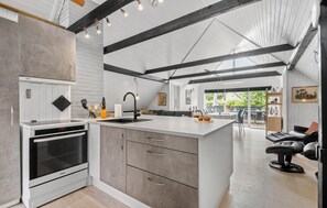 Refrigerador, parrilla de estufa, lavavajillas y cafetera y tetera 